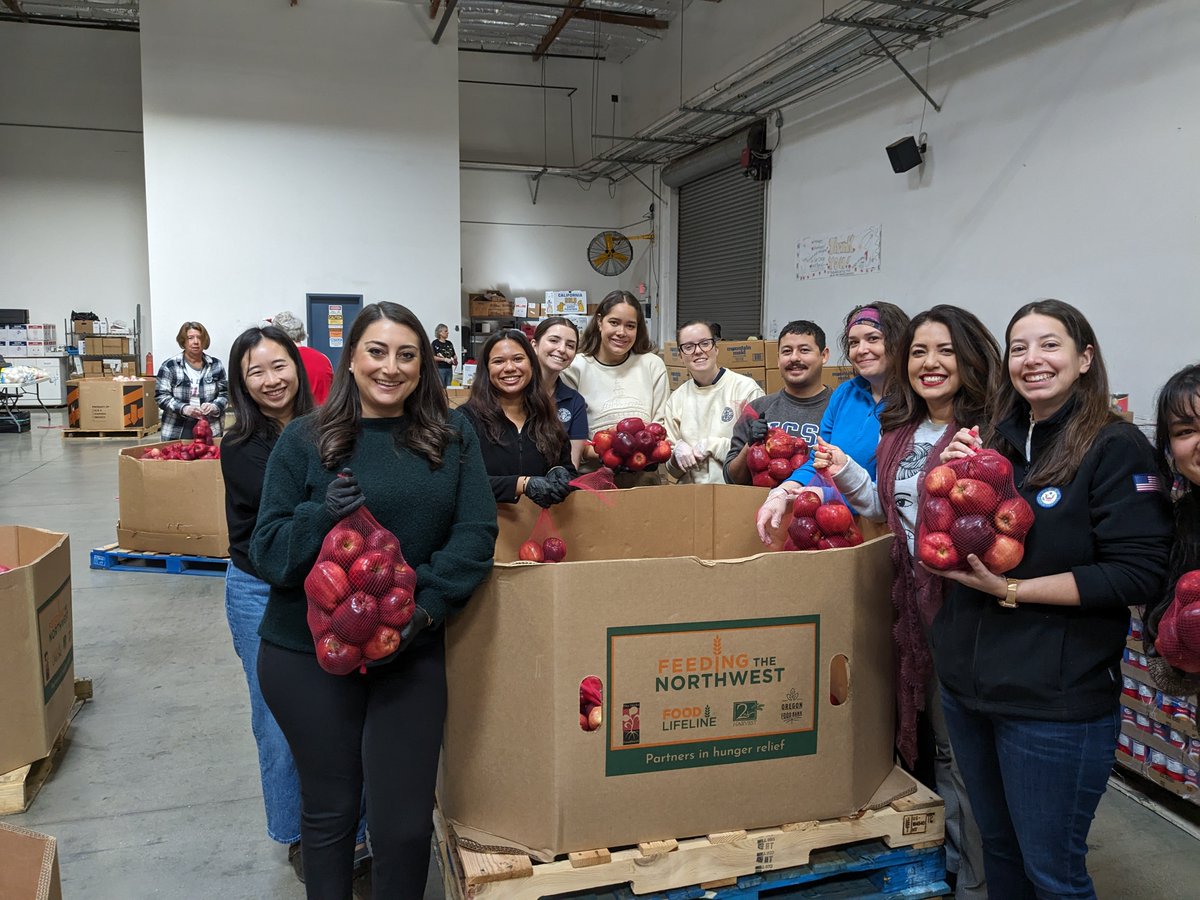 SDHungerCo's tweet image. Team SDHC was proud to partner with Team Jacobs yesterday to volunteer at the San Diego Food Bank.  Our food banks have seen an increase in need in order to close the 13.4 million missing meals needed for a nutrition-secure region. 
#HungerFreeSD