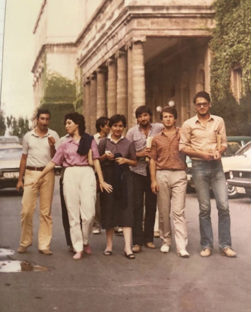 70'lerin sonu 80'lerin başı, İTÜ mimarlık fakültesi öğrencileri Taşkışla önünde. Fotoğraf: Turgay Erdem