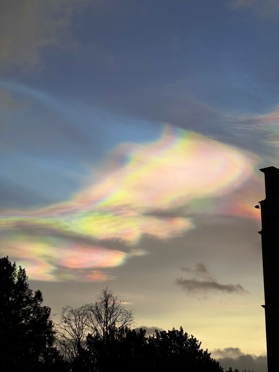 We couldn’t believe our eyes 🌈✨

#NacreousClouds are an extremely rare sight in Britain - they occur at about 70,000 to 100,000 feet above the earth’s surface in the stratosphere.

Tiny ice crystals act like prisms refracting & reflecting the light to produce cloud iridescence.