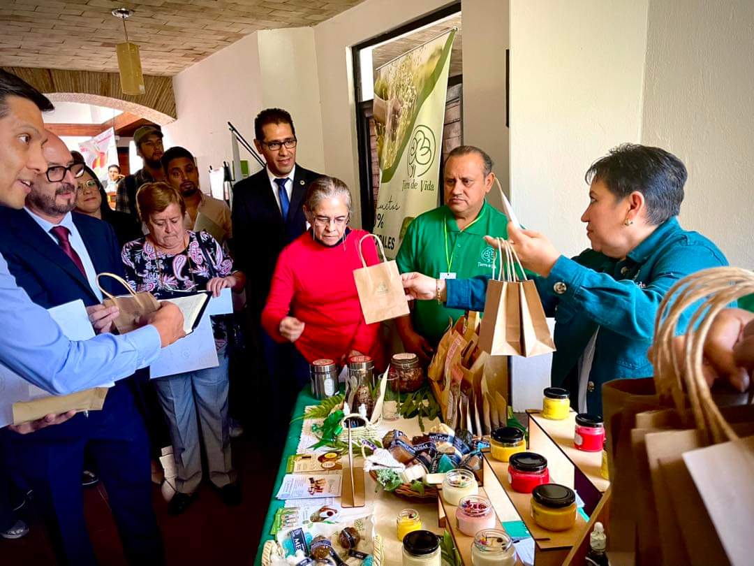 CANACINTRA_XAL's tweet photo. ⚙️ #CANACINTRAXalapa presenta a 𝗧𝗶𝗲𝗿𝗿𝗮 𝗱𝗲 𝗩𝗶𝗱𝗮, una empresa dedicada a la creación y comercialización de productos elaborados con extractos naturales, centrándose en ofrecer una amplia gama de opciones para el bienestar físico y espiritual.🍃🙌 https://t.co/vQUctTOa3r