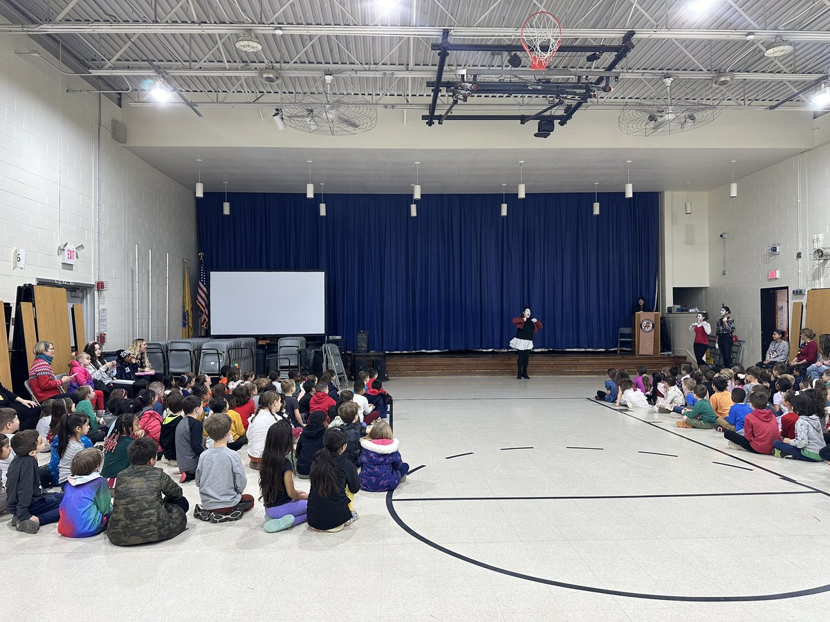 Thank you to @JJESOwls @KingstonES1955 and @TPaineIES for letting the Mimes perform at your schools today. We had a GREAT time and hope the kids all enjoyed it!