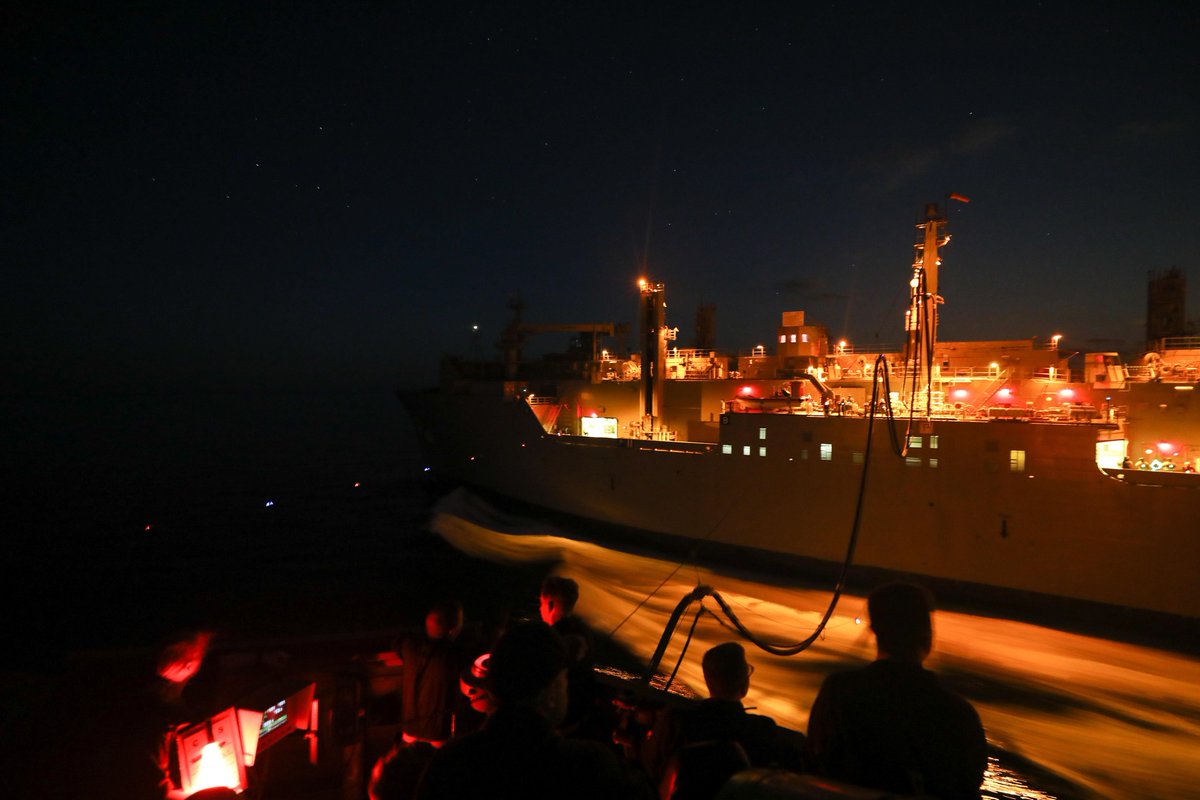 Nocne tankowanie⚓️💪
USS ,,Ramage,, DDG61  uzupełnia zapasy (RAS)
 z USNS ,,Medgar Evers ,,(T-AKE-13) na Morzu Jońskim.
źródło: FB U.S. Navy