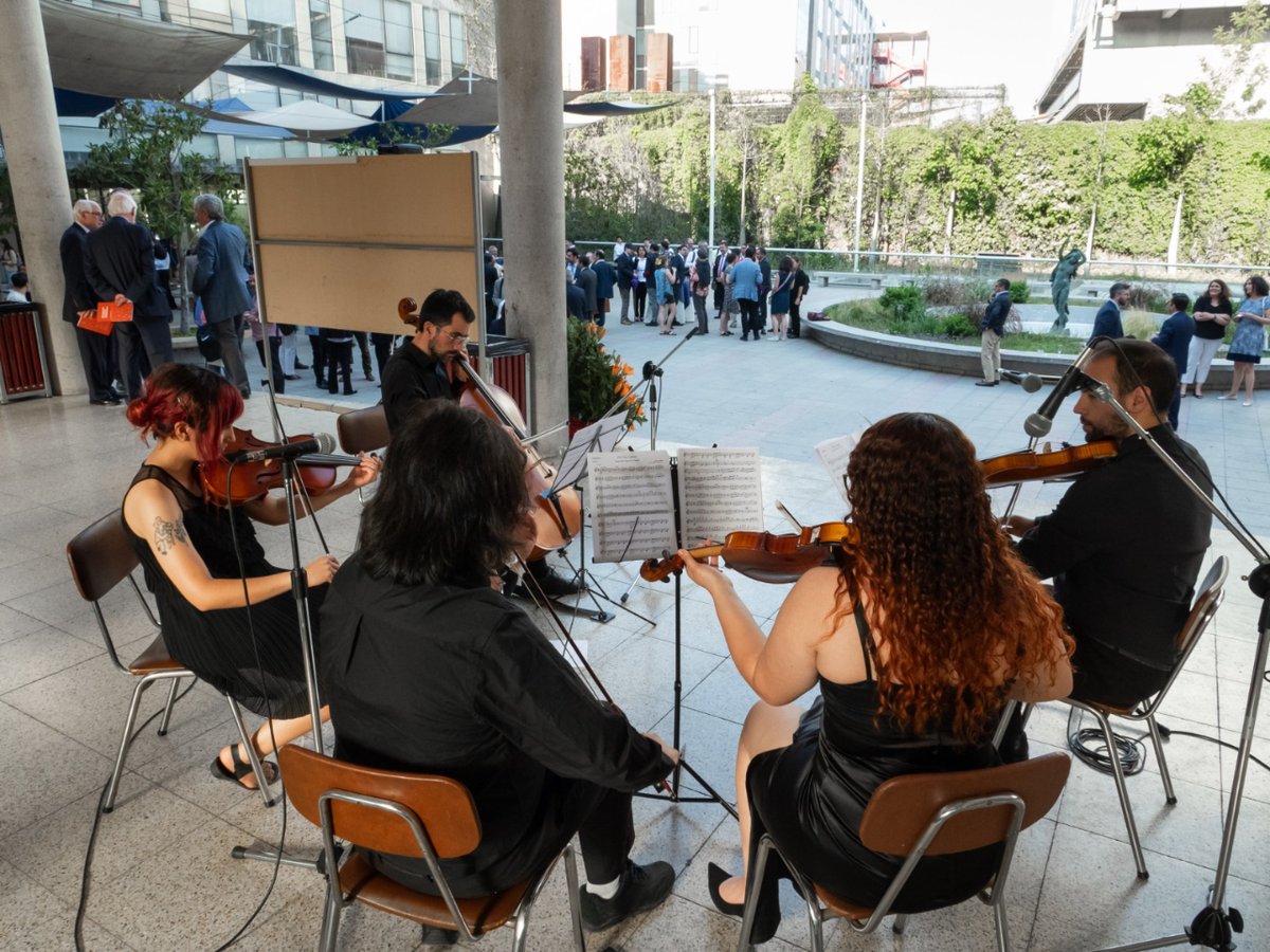 Ayer realizamos la tradicional celebración de fin de año junto a profesores/as de la Facultad, destacando especialmente a los/as más de 100 nuevos académicos/as que se han incorporado al claustro desde el año 2019. ¡Bienvenidos! No faltó la fotografía con todos los asistentes.