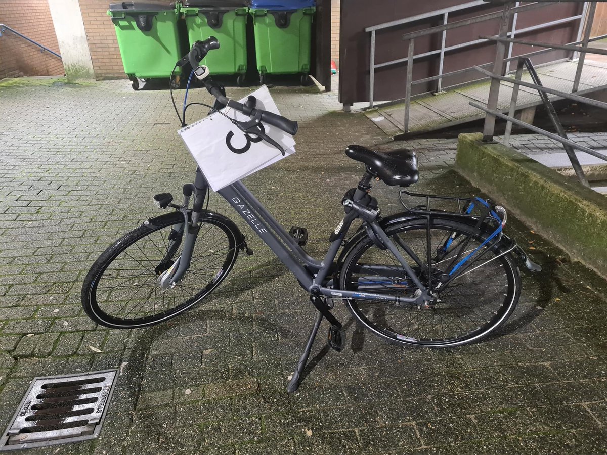 Van wie is deze fiets? Deze fiets is aangetroffen in de omgeving van de Johan van Oldenbarneveltlaan. 

Herken jij je fiets of weet je van wie deze fiets is, neem dan contact op met politie Scheveningen!