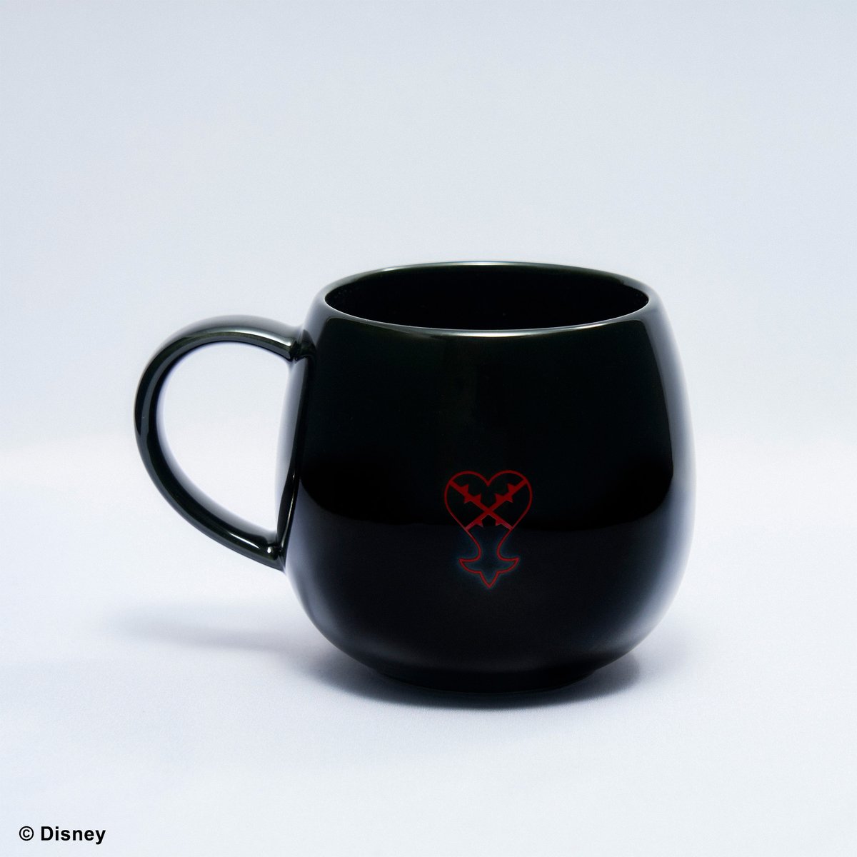 ☕️Take a sip to fight off the cold weather with our new SHADOW mug from KINGDOM HEARTS! This cute cup is perfect for warm or cold drinks and features the Heartless mark on the back for you to enjoy alongside your beverage of choice. Pre-order here: sqex.link/kobw