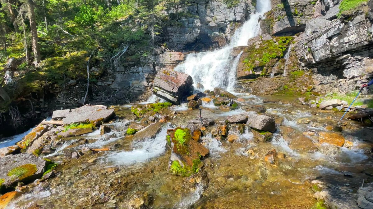 Luellen Lake has a waterfall on its west end, spectacular & amazing time to explore.
#johnstoncreek #johnstoncanyon #larryscamp #luellenlake #campbanff #inkpots #banffcamping #hikealberta #backpackalberta #hikelakelouise #pulsatillapass #badgerpass #mysticpass