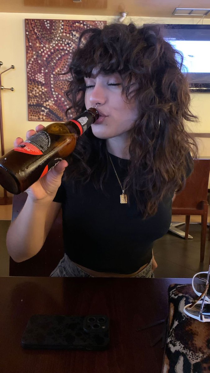 alexiarod04's tweet photo. quedar con mi hermana pa tomar algo es tener en frente a una tia guapisima to el rato….paso tia https://t.co/BDICBxmAae