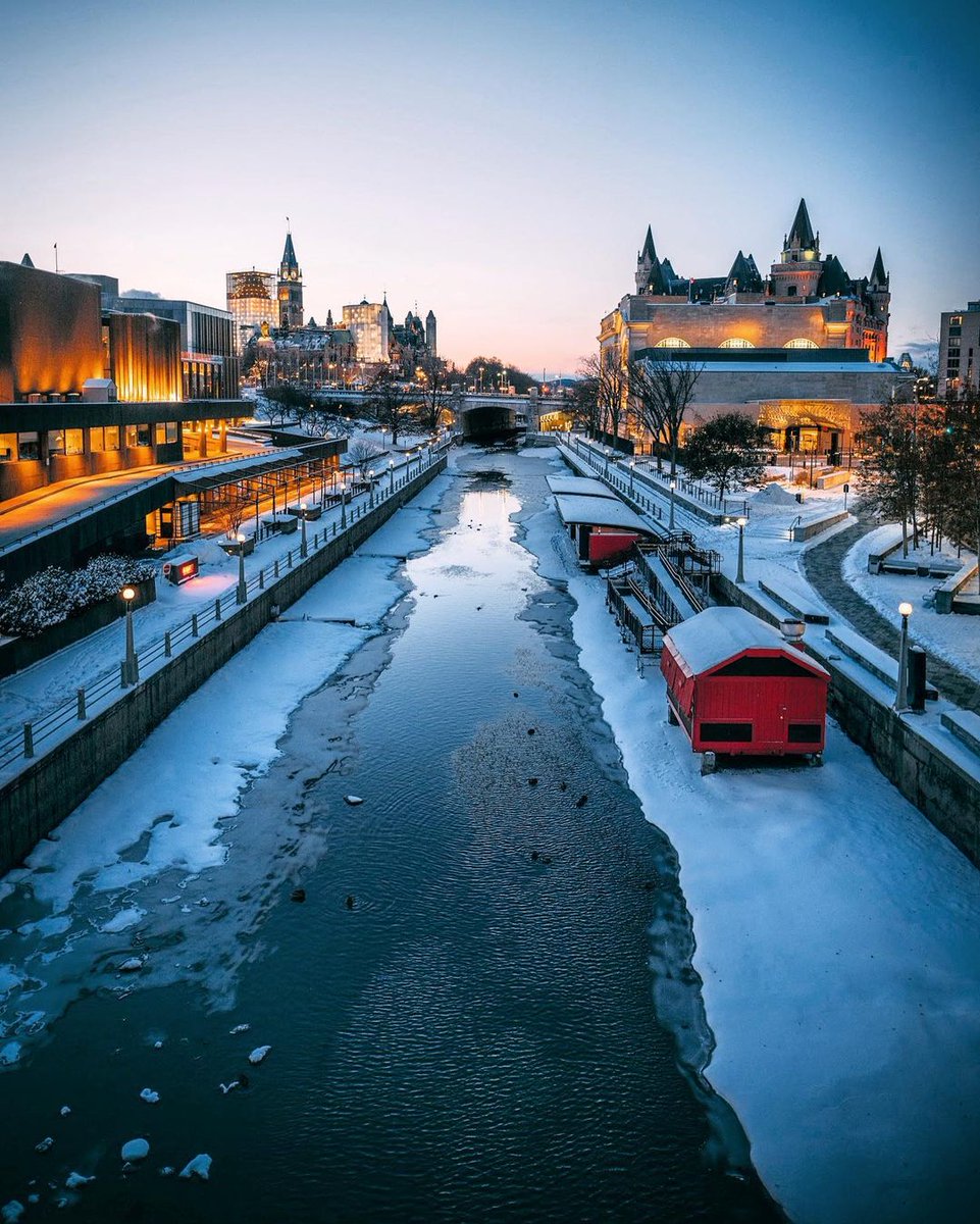 Will it! Won’t it!? We’re still waiting for winter to winter, but it’s time for our opening date contest. Guess our opening date, and you could win an official #RideauCanal Skateway toque, beanie or pair of mitts! Comment your prediction below ⬇ 📸: nicholasplacephoto (2019)