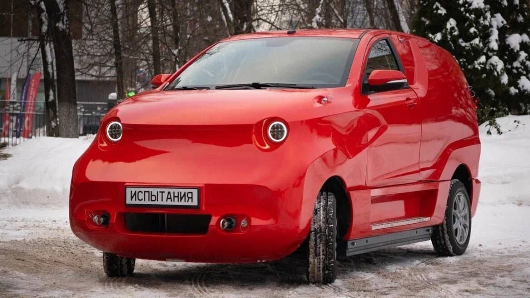 therealautoblog's tweet photo. Russian EV prototype looks ridiculous, targets 2025 production https://t.co/WoEjueZ6cw https://t.co/uPqbKg1pMj