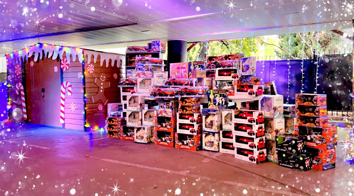 Sleigh down to Van Nuys Division’s Christmas lights drive-thru. See the Elf’s working in Santa’s Workshop! The first 100 kids (ages 10 &amp; under) will get a toy from Santa.  #drivethru #lights #santaclaus #mrsclaus #elfs @lapdhq <a href="/lapdcadets/">Alejandro Acosta</a> @lapd_vargas @lapd_vannuys_cadets