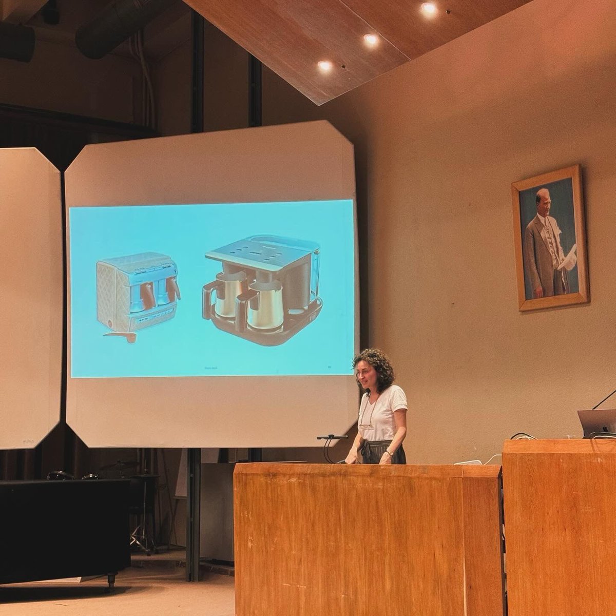 Prof. Dr. Gülname Turan “100 Yılda Uygulamalı Sanatlardan Endüstriye” başlıklı seminerde Türkiye’deki tasarım olgusunu etkileyen ve tasarım geçmişinde kabul gören, tarihsel olarak açıklayıcı ve dönemsel temsil değeri yüksek gündelik ürünler üzerine değerli bilgiler paylaştı.