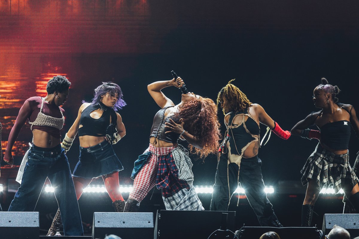 Every day I wake up and thank @sza for Kill Bill 🙏 Watch #iHeartJingleBall2023 NOW on @ABCNetwork! 📸: Brandon Todd