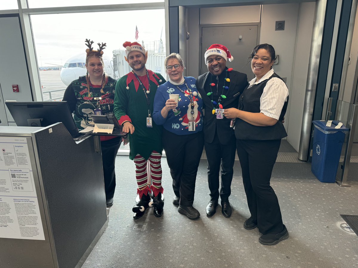 Ho ho ho for the hot co-co-coa! Warming up the DENCS team with hot cocoa and treats as we get ready for the holiday rush ✈️ 🎅 🎄❄️ ! @StephenStoute @mcgrath_jonna @DJKinzelman @MikeHannaUAL @Tobyatunited