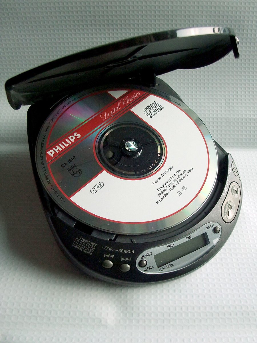 weraveyou's tweet image. 90s kids will appreciate this photo #cdplayer #cd #music 💿