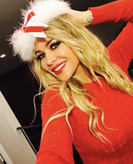 meet me under the mistletoe 😘🎁 #merrychristmas 💋 https://t.co/ZO7Yr8ZSBB<a href="/tag/merrychristmas"class="tags">#merrychristmas</a>