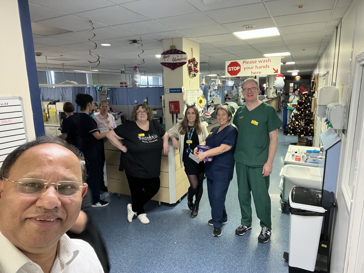 sitenroy's tweet image. Sandwell Surgery Team visit to our wards and staff today. Doctors’ strike has not dampened the spirit. Work and celebrations can go together. Merry Christmas, everybody 🎉💐🥂. @natashajh86  @sparklysister @Nataliecutmore1  @doc_hnaqvi @SWBHnhs