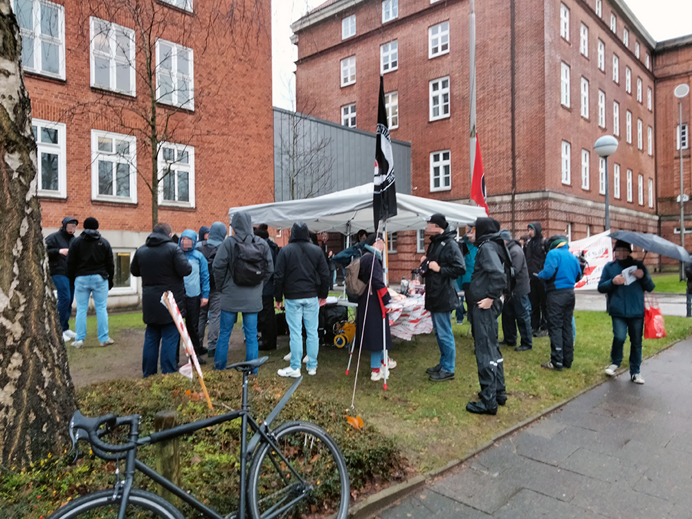 70 #Antifa|schist*innen begleiteten heute bei Wind und Wetter mit einer Kundgebung das Urteil im #TatortHU-Prozess am Landgericht #Kiel. Am Mittag wurde der Täter der rechten und rassistischen Auto-Attacke, Melvin Sch., wegen schwerer Körperverletzung zu 3 Jahren Haft verurteilt.