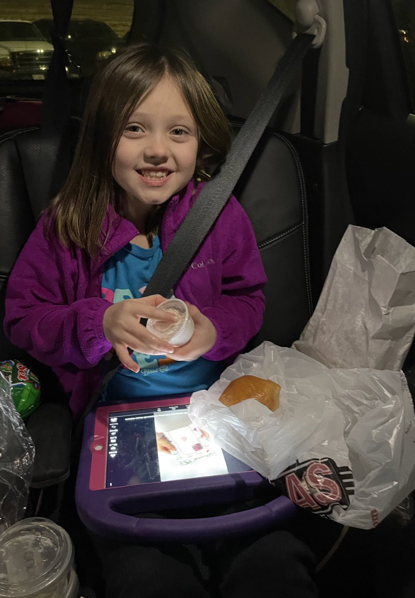 macook32's tweet image. Dear future husband of my daughter, I hope you’re very well acquainted with @texasroadhouse because rolls and butter are her all time favorites 😃