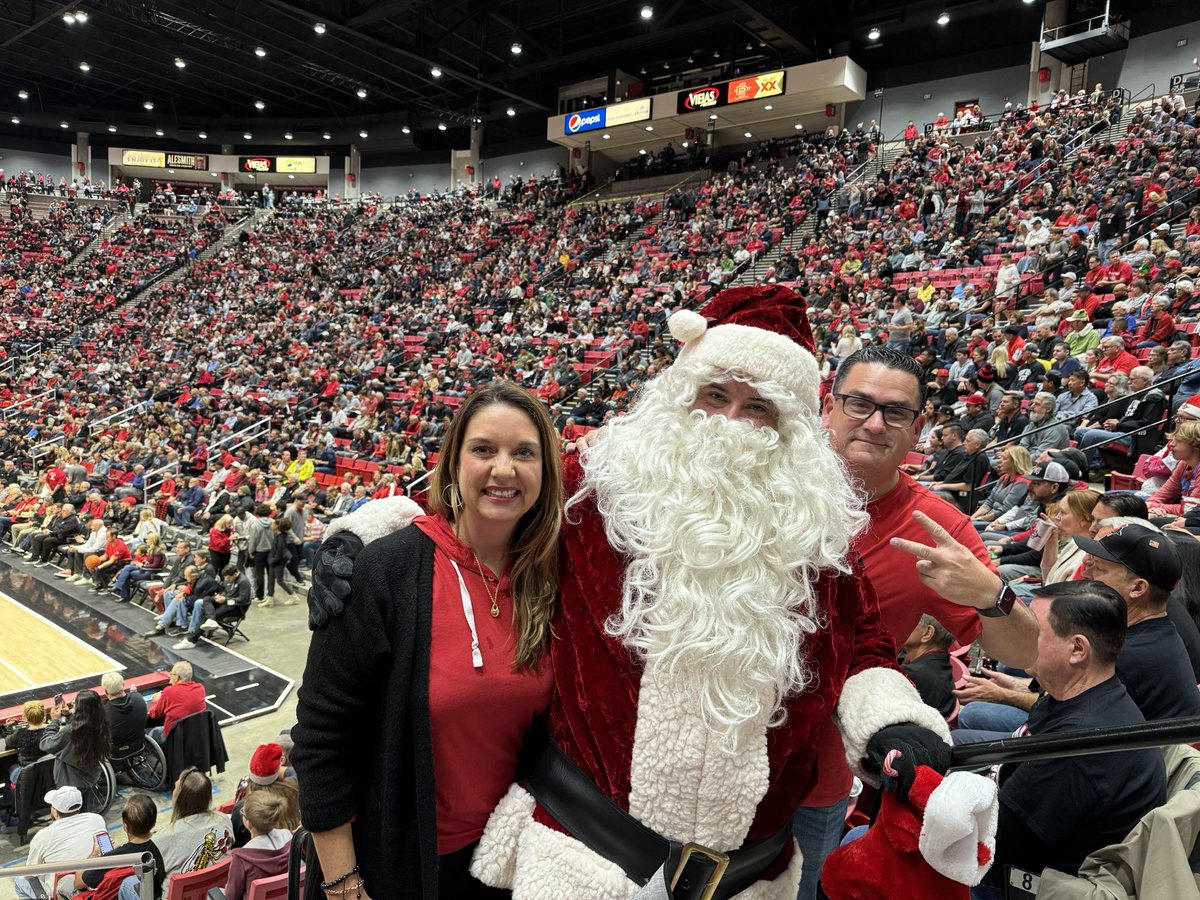 AngieRobert's tweet image. Merry christmas, #aztecnation! #goaztecs