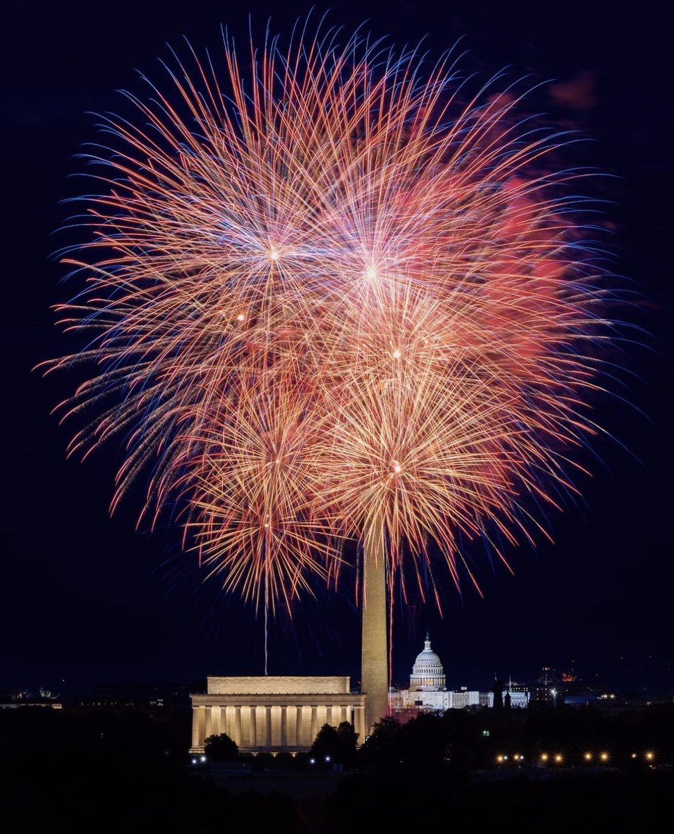 Happy NYE, Washingtonians! 🎇
⁠
Wishing everyone a lovely evening and start of 2024.
⁠
📸: minhp⁠ on IG
#WashMagPhoto