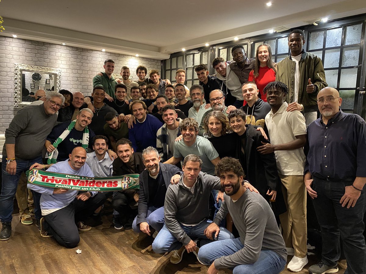 🍽️⚽️ PRIMER EQUIPO | 

Magnifica cena en @TheInsolitoBar  😋

Buenísimo ambiente equipo - directiva 🔝 

En definitiva, FELIZ NAVIDAD 🎁 

#VamosTrival