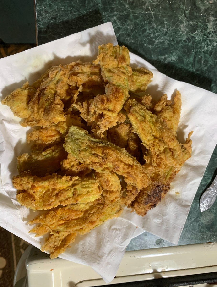 🤔Wondering what to do with all those extra Zucchini blossoms? Here you go and they are DEELISHUSS!!! This Italious lady I know told me about it….