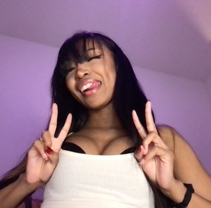 Let&rsquo;s bring back low quality photobooth pics https://t.co/kzPKMt6CNi