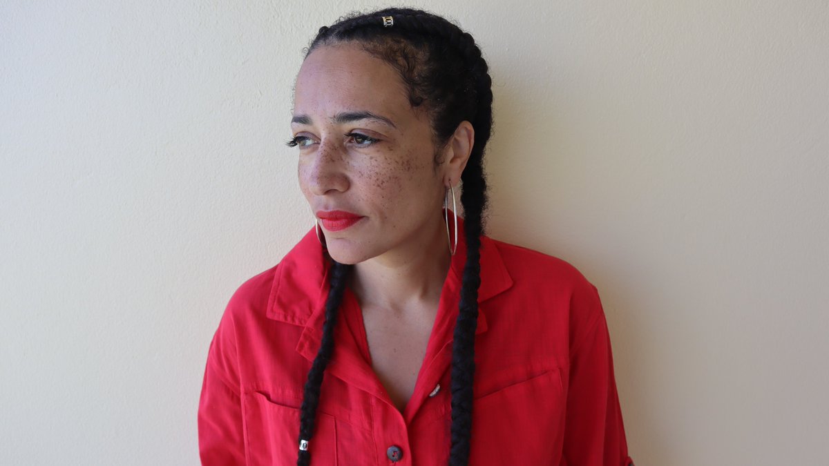 #ClipOfTheDay: In this 2023 event hosted by @chihumanities, Zadie Smith reads from her latest novel, The Fraud (@penguinpress), and discusses the relationship between truth and emotion with author Chris Abani. at.pw.org/TheFraud