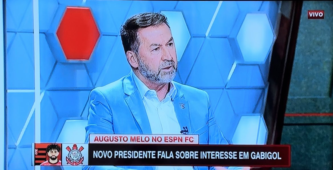 'Claro que eu me interesso pelo Gabigol. Se o Gabigol não é titular no Flamengo e se há o interesse de vendê-lo, por que não a gente fazer uma negociação? Até porque daqui a 6 meses ele pode assinar pré-contrato.' 🎙️ Augusto Melo, presidente do Corinthians, à @ESPNBrasil. 📸…