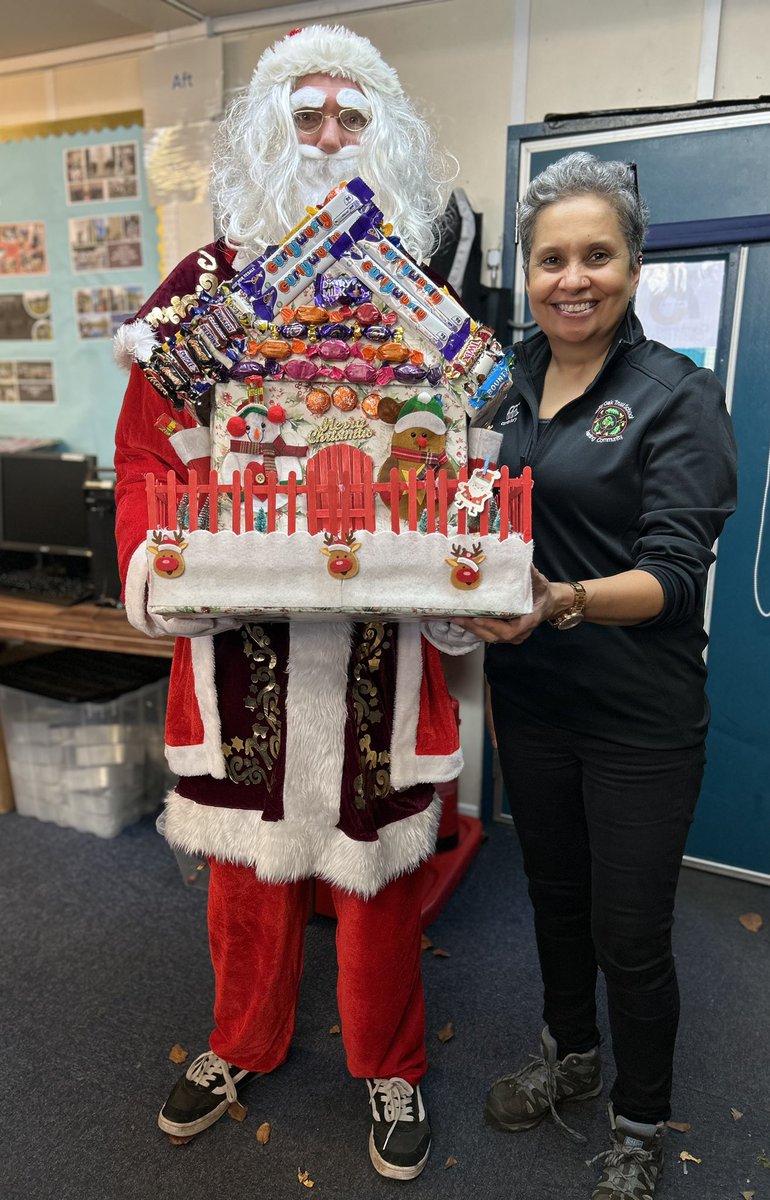 Santa popped by @Selly_Oak today to deliver a ‘Sweet Christmas House’ to the lucky winner of the raffle. Congratulations Mrs Mahony 👏🏻👏🏻 and well done to 14.S for the handmade prize #teamwork #enterprise