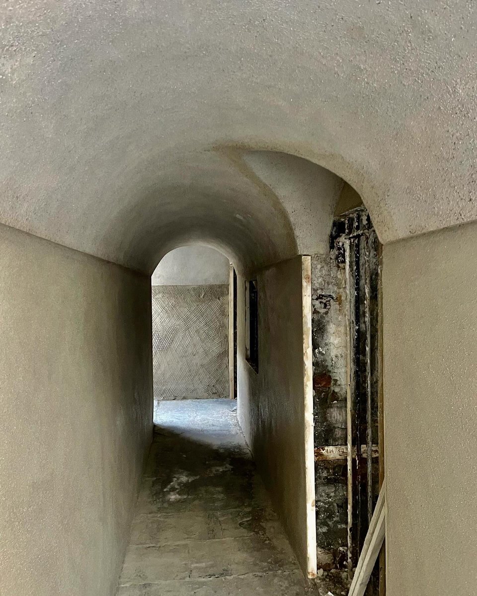 IrishGroup's tweet image. Undercroft ,Tradesman’s entrance, Servants entrance to basement? One of the many Georgian houses Either way it was in a bad way with water ingress cracks and failing wet dash ,so stitched the cracks with helli bar and scuffed ,scratched and finished with hydraulic lime and sand .