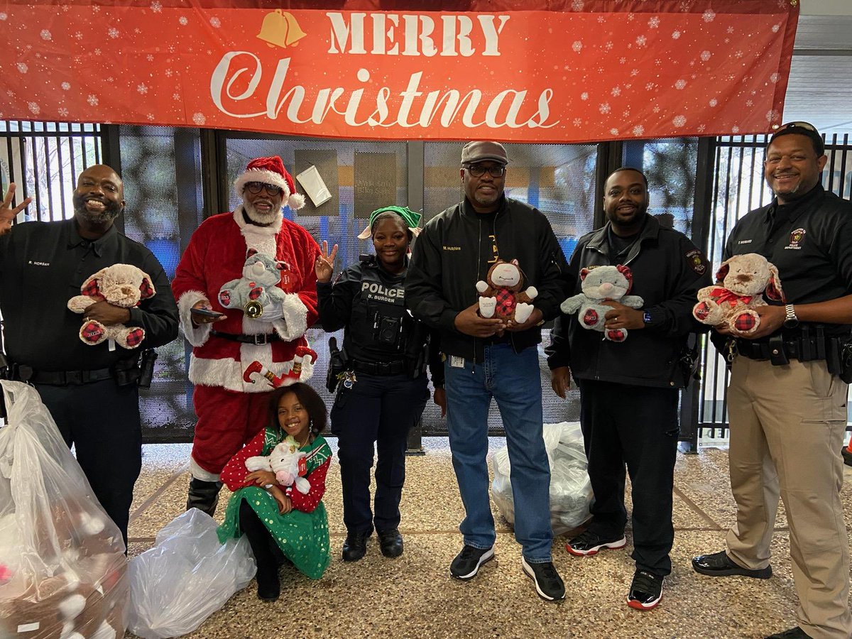 Michael Hutchins (@mdhutchins26) on Twitter photo Thanksful for HISD PD for coming out today and passing out teddy bears to all Pre K and Kinder students. <a href="/Elrod_HISD/">Elrod Elem. School</a> @TeamHISD Thanksful for HISD PD for coming out today and passing out teddy bears to all Pre K and Kinder students. <a href="/Elrod_HISD/">Elrod Elem. School</a> @TeamHISD