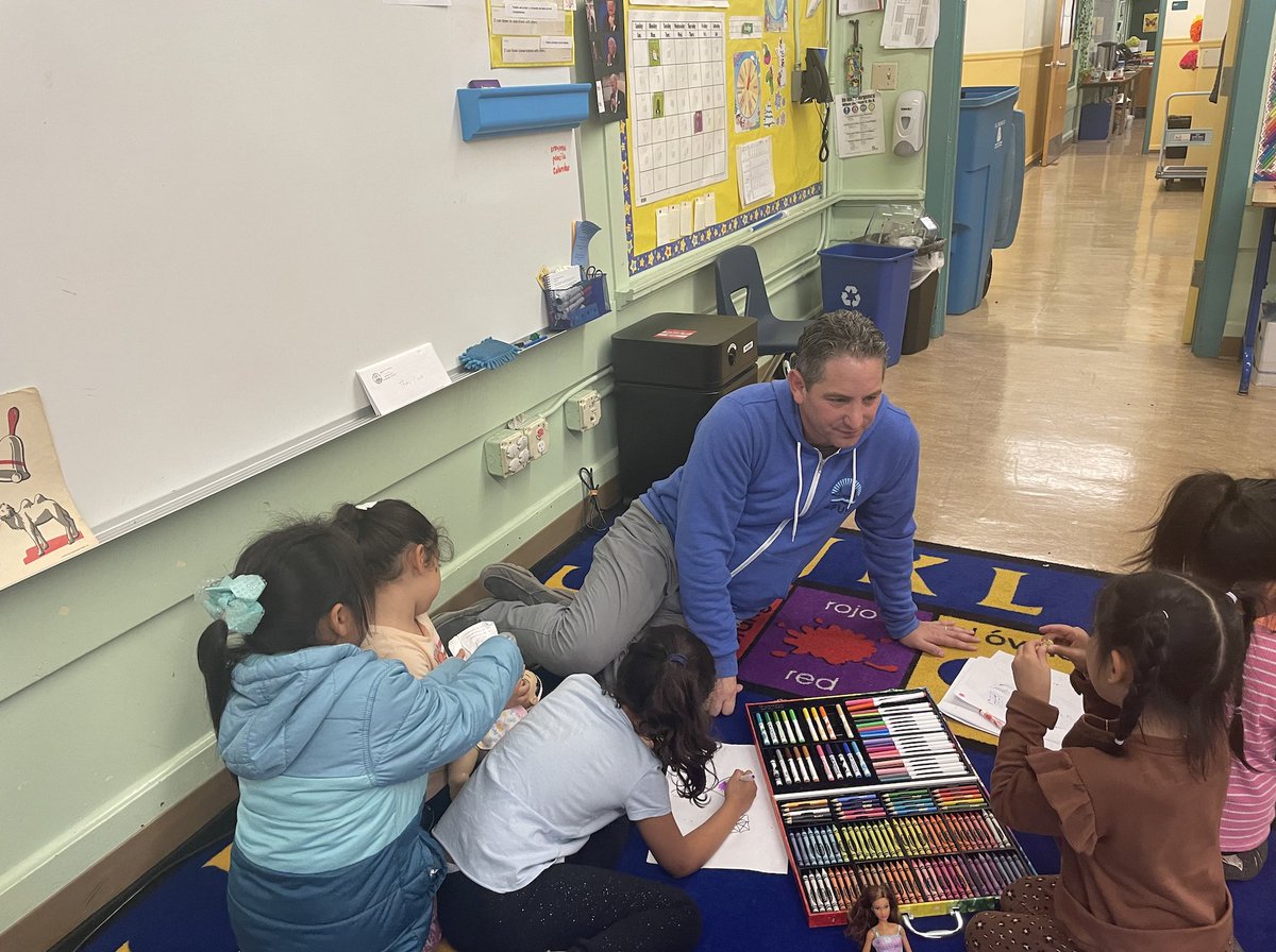 Enjoyed seeing newcomer students receiving 'regalitos' (little gifts) at Mission Education Center today! Wishing all of our students, families, and staff a restful Winter Break. We look forward to welcoming everyone back in the New Year! @SFUnified