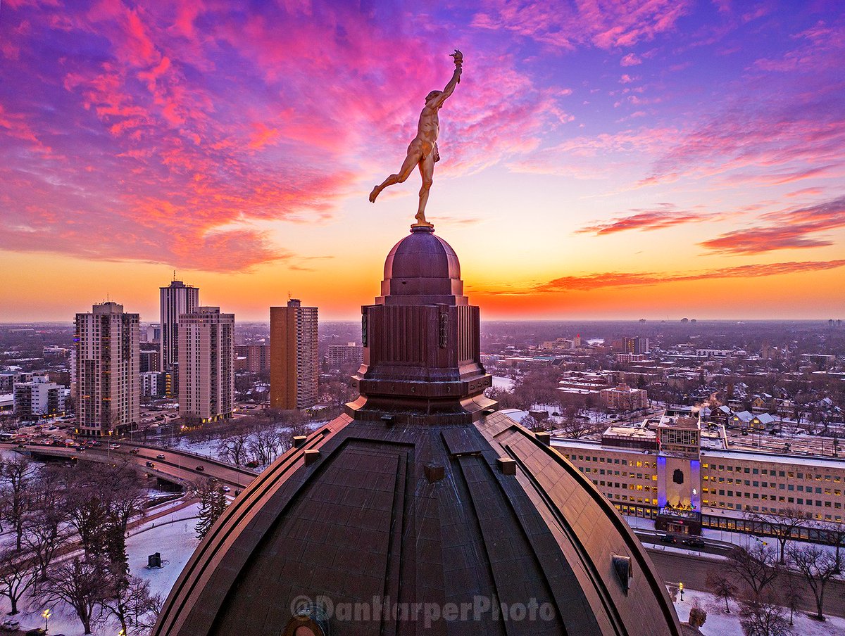 It's #GoldenHour with the #GoldenBoy!!!

#DowntownWinnipeg #Drone #OnlyInThePeg #DronePhotographers #RPAS #WinnipegPhotographer #Winter #WinterWonderland #LicensedDronePilot