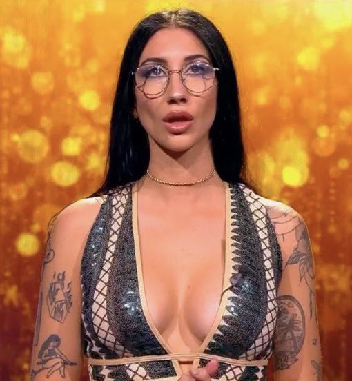 LauraSeren1's tweet image. Adara entregándole el maletín a Miss Naomi. De reina a reina 💜 #GHVIPFinal #GHVIP22D