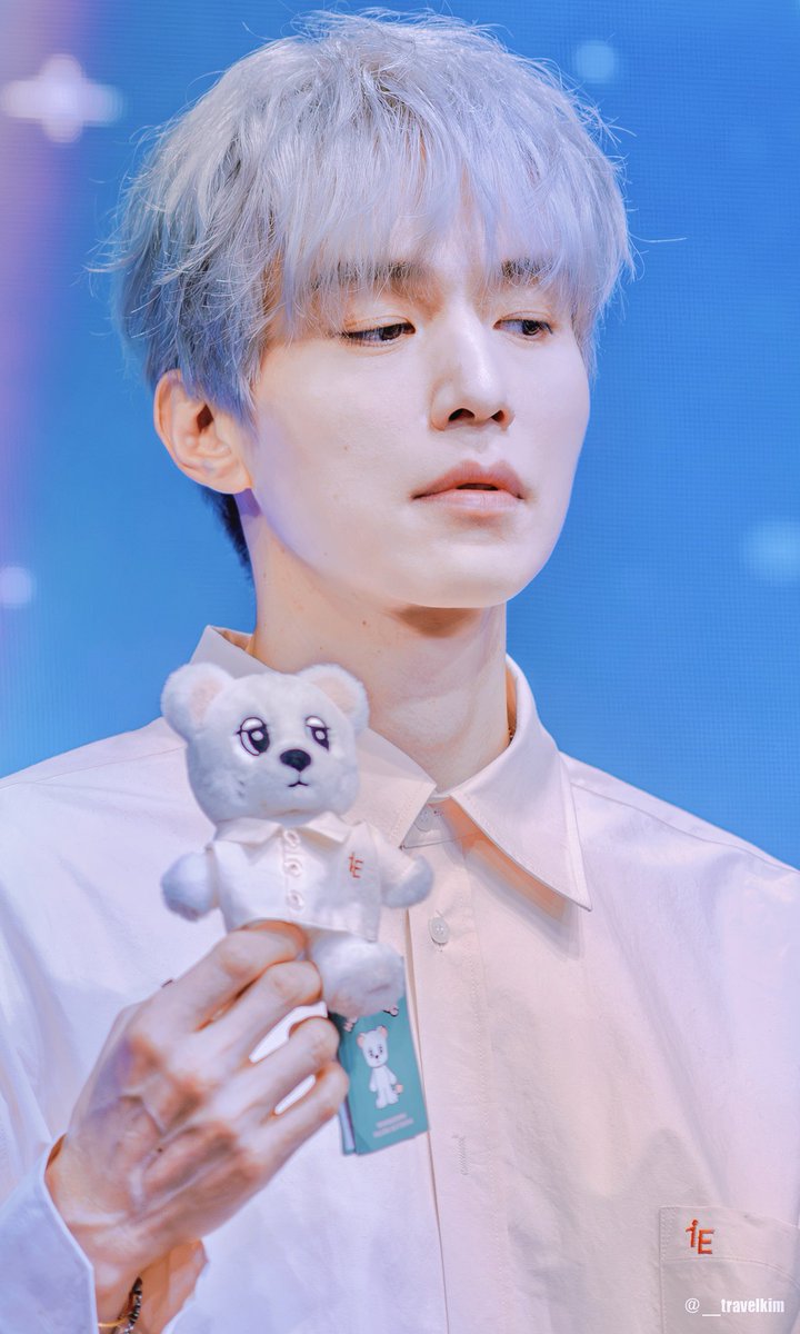 _travelkim's tweet photo. 231217 #이동욱 팬사인회

1.본인-인형 커플룩 선물로 주고 팬들이 사진 찍고 싶다고 하니까 인형이랑 똑같은 얼굴 해주시는 배우
2.하얗고 길고 예쁘고 잘 관리된 40대 남자 손

어떻게 존재할 수 있는건데… https://t.co/OYQFFvLxg4