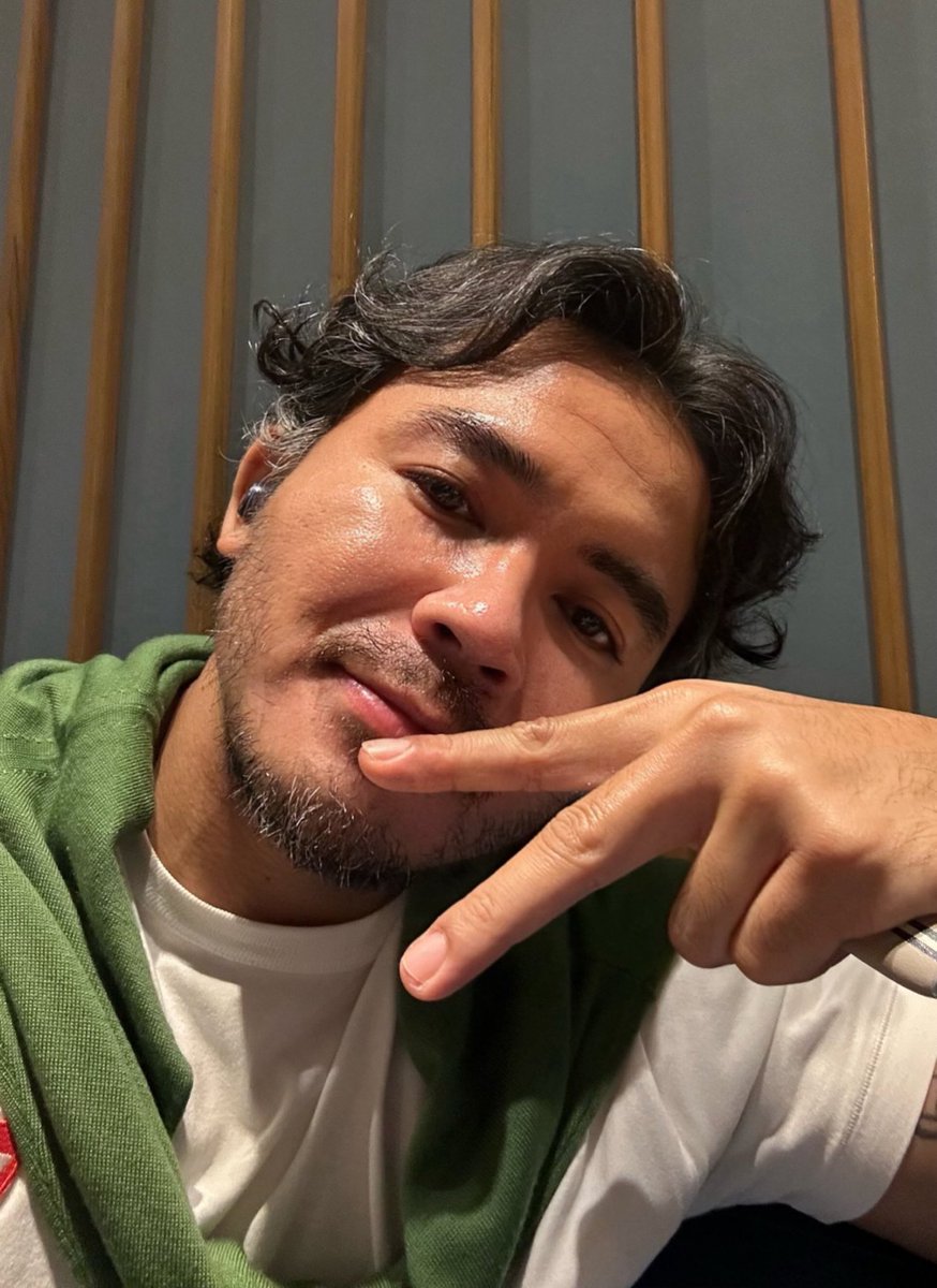 Hey baby, am at the airport, see you soon ❤️ (misalnya)