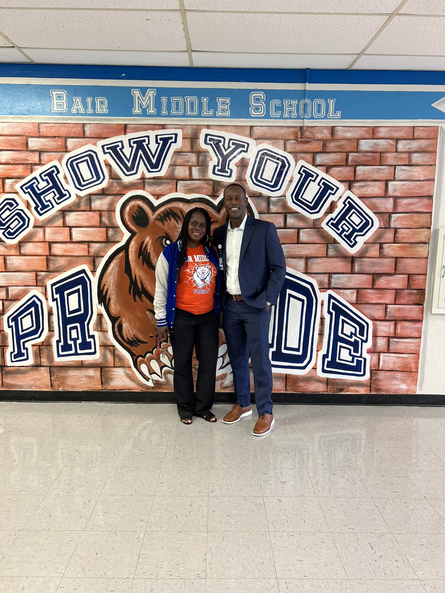 Getting ready for Winter Break and had a visit from our Deputy Superintendent Dr. Hepburn @HowardHepburn .What a great jumpstart to our vacation. Thank you for stopping by #TheBair @BrowardSchools @PrincipalBairMs 🐻🧡💙🐻 #VerizonSchool #BCPS #BrowardSchool