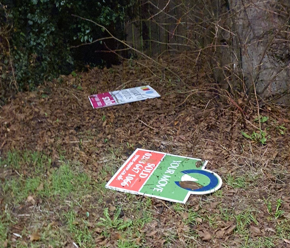 Wandle4Labour's tweet image. Can you give #Hackbridge a #Christmaspresent and #tidy up your old signs. Whoever does it first gets a thanks from our community @BarnardMar @YourMove_UK
@choicesuk check clover way &amp;amp; #Ushers @The_ModernHouse on Hellos Rd 

thanks