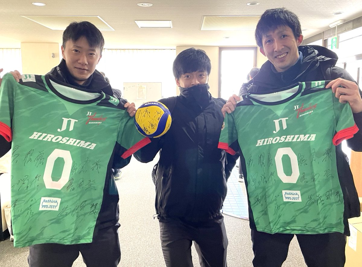 ＼サイン入りグッズが当たる／
ファンの皆さんへ感謝の気持ちを込めて #JTサンダーズ広島 から #クリスマス プレゼント🧑‍🎄🎄

🎁A賞 マスコットボール：3名
🎁B賞 レプリカTシャツ：2名

🔽応募方法
❶ <a href="/Thunders_JT/">広島サンダーズ</a> をフォロー
❷この投稿をリポスト

応募期間：12/25(月) 23:59まで