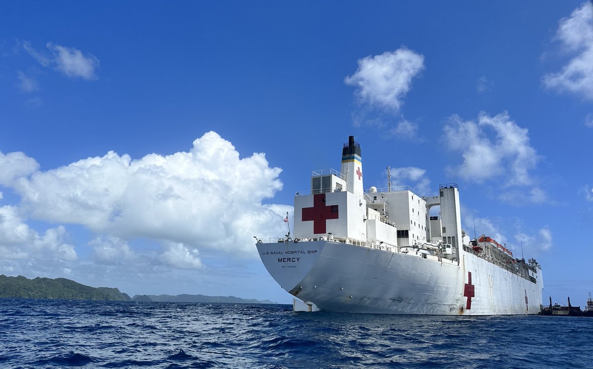 🇺🇸–🇵🇼

#USNSMercy arrives in 🇵🇼 for #PacificPartnership24, the largest annual multinational humanitarian assistance and disaster relief preparedness mission in the #FreeAndOpenIndoPacific.

📍: #Palau

📸: Courtesy photo