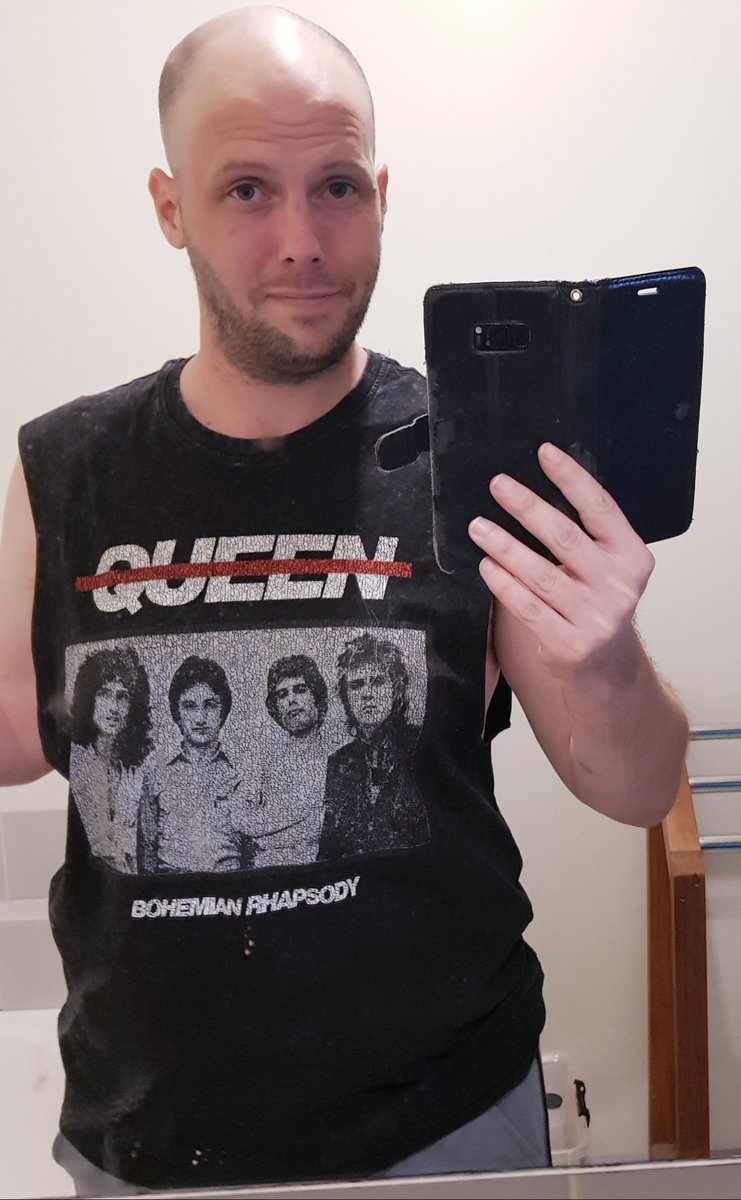 While doing a little Christmas shopping yesterday, got myself this little Queen tanktop I guess you could say I went.....Radio Gaga...for....? Eeh..? EEEEEHHHH? AH whaddaya know 'bout comedy, ya vultures! 
But got mum a bandshirt herself, only one her size and only shirt left!