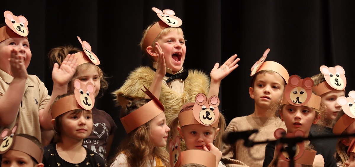 SECSDTweets's tweet photo. GRIN AND SHARE IT, PART 2!
Did someone say "Too Cute?"
Check out the #SESmiles from our first-graders' version of "The Share Bears" Holiday Show on Thursday afternoon at the MS/HS Auditorium.
See more on Facebook!
#WeAreSE https://t.co/w9AmqTioFH