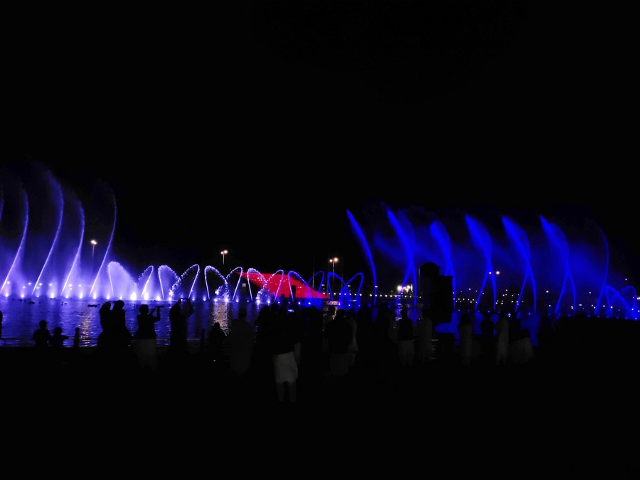 People enjoy a musical fountain show in Pakistan's southern port city of Karachi, which displays water movements in performance synchronized with light and music #AsiaAlbum.
Credit: @XHNews  english.news.cn/20231219/ce1b4…  

🇵🇰⭐🇨🇳 @zhang_heqing @Pakistaninpics @PakinHongKong