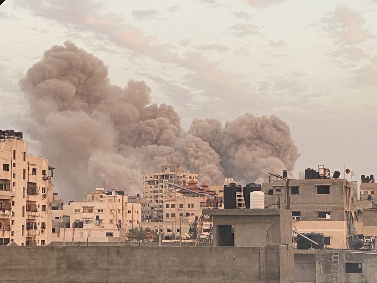 BayanPalestine's tweet photo. I was on my roof admiring the sunset in #Gaza city, I took the first picture and before I even post it, there was a bombing nearby.
Only 3 minutes apart. https://t.co/hvkydtwvqE