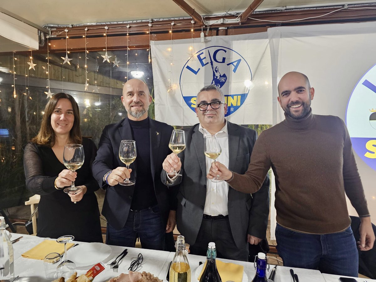 Cena Lega Ferrara.
Scambio di Auguri e tante idee per il futuro.

#davidebergamini #legasalvinipremier