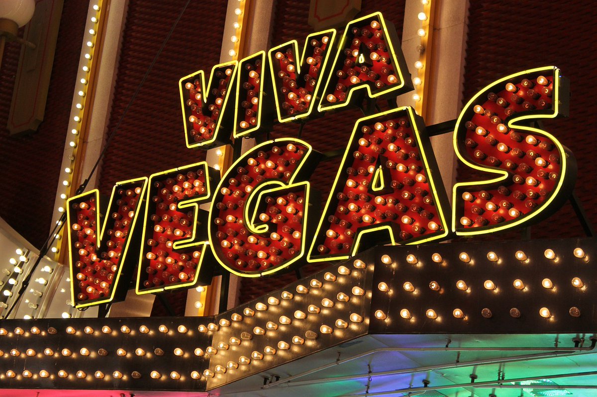 ✨Ready to say #Goodbye2021?🎆🥳 From dazzling firework displays to gourmet dining, top-notch parties, and thrilling casino games, #LasVegas is the ultimate #NewYearsEve destination!🎉🍾Start 2022 with unforgettable memories! #VivaLasVegas 🎰

celebrateyourdreams.com/viva-las-vegas…