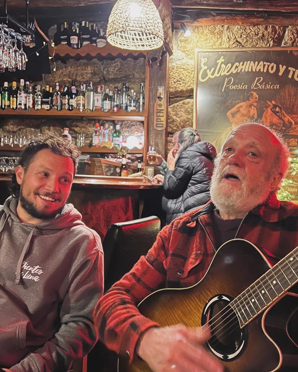 Os dejo esta poesia de Manolo Chinato que tuve el honor de acompañar en directo desde su casa. Suerte la mía.💔

youtu.be/XlRoMvA-vw4?si…

#chinato #manolochinato #chinatosbar #poesia #extrechinatoytu