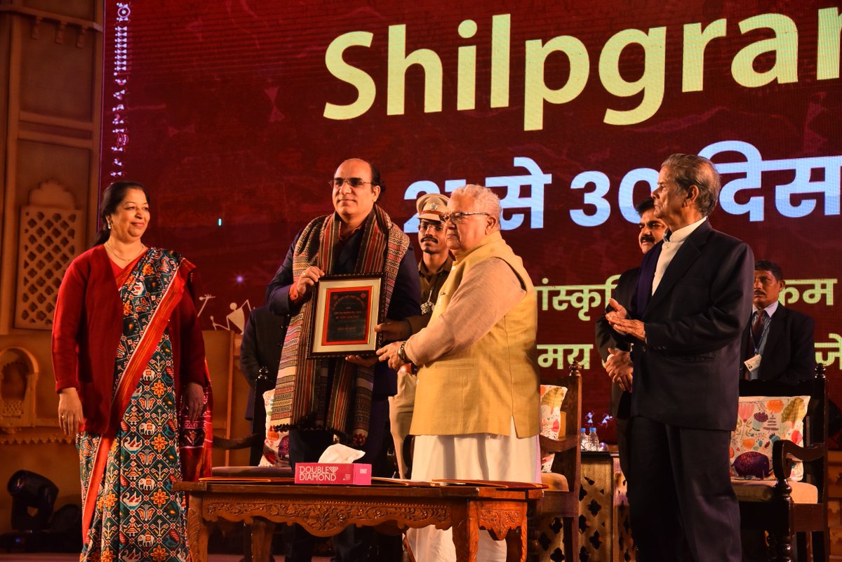 Here are some glimpses from the first day of #ShilpgramUtsav, organized by @WestZoneCulture at Udaipur from 21 - 30 Dec’23. @KalrajMishra, Governor of Rajasthan attended the inauguration of the fest yesterday as the chief guest. #AmritMahotsav #CultureUnitesAll (1/3)