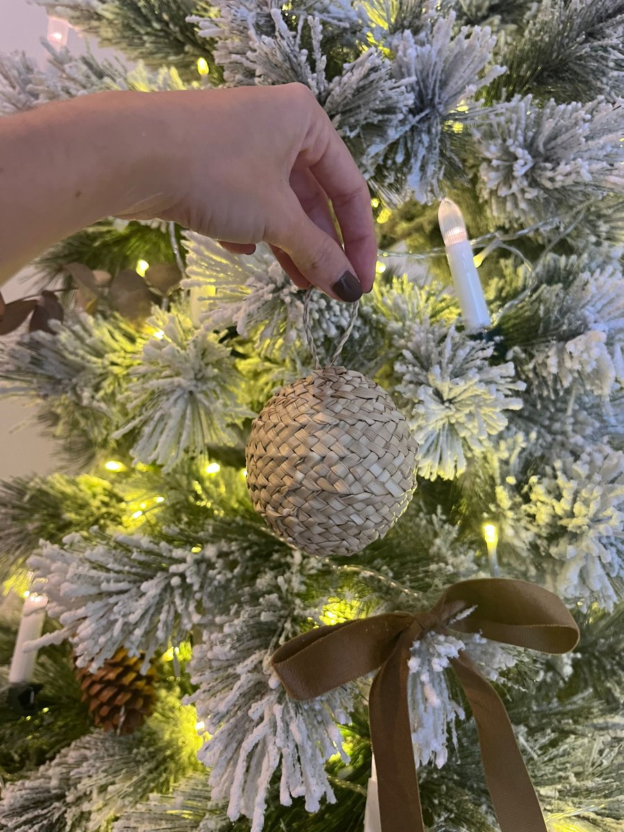 Horari especial: del 23 de desmbre fins al 7 de gener de 12:00 a 14:00. Tancat: 25 i 26 de desembre i 1 i 6 de gener. Bones festes!
Fotos d' Antònia Ferré i Esther Lleixà amb peces fetes al taller A Llatar 2023.